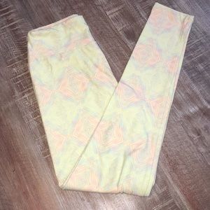 LULAROE OS pastel yellow leggings w triangles